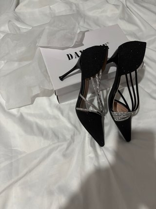 Zapatos de tacón negros con pedrería