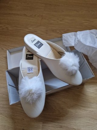 Zapatillas casa novia pompón blancas nuevas