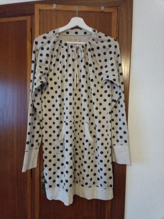Vestido beige con lunares negros