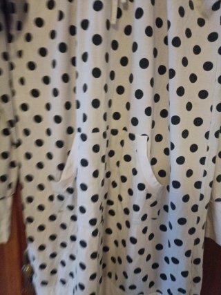 Vestido beige con lunares negros