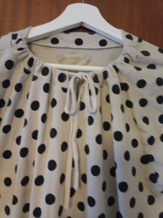 Vestido beige con lunares negros