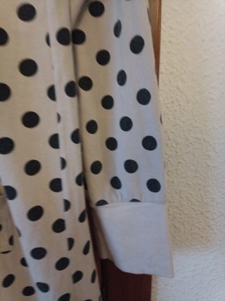 Vestido beige con lunares negros