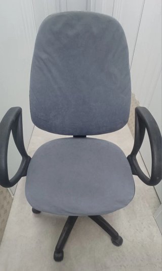 Silla de oficina giratoria gris