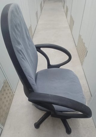 Silla de oficina giratoria gris