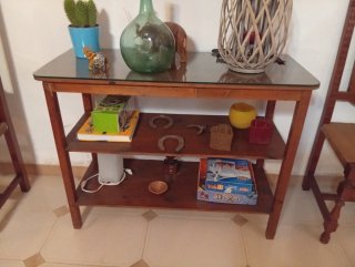 Mueble de madera con estantes y cristal