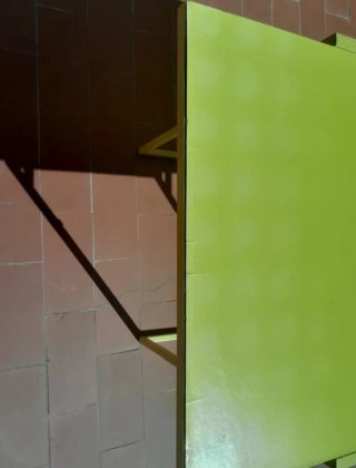 Mesa auxiliar amarilla de madera