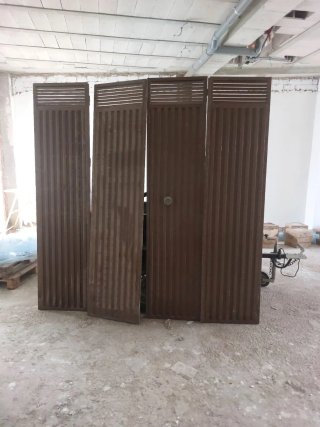 Puertas metálicas con visagras