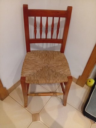 Sillas de mimbre y madera
