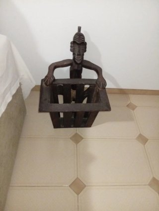 Revistero de madera tallada