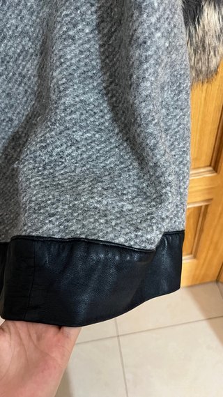 Abrigo lana y cuero con capucha