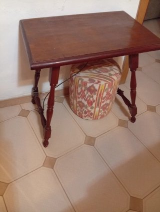 Mesita auxiliar de madera y taburete de tela