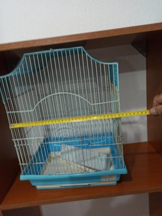 Jaula para pájaros azul y blanca