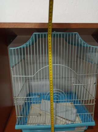 Jaula para pájaros azul y blanca