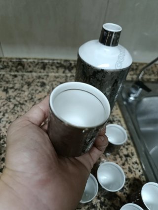 Botella y 6 vasos de licor plateados