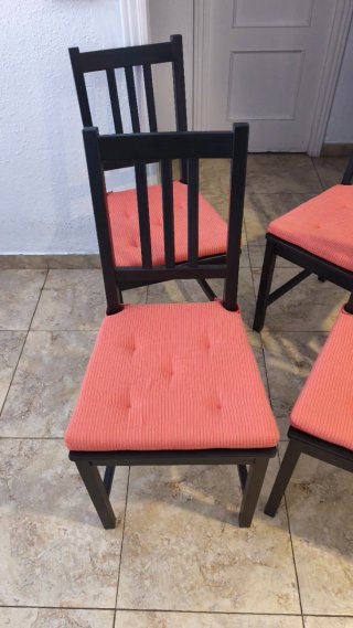 4 sillas Ikea negras - con almohadones