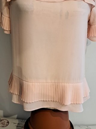 Blusa rosa fluida con volantes