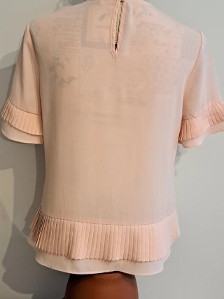 Blusa rosa fluida con volantes