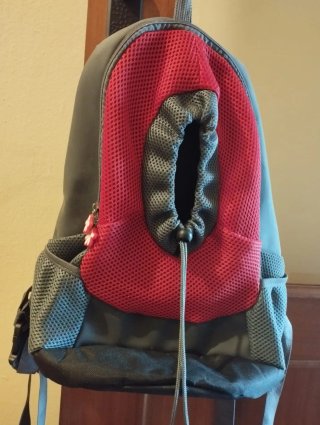 Mochila para perros gris y roja