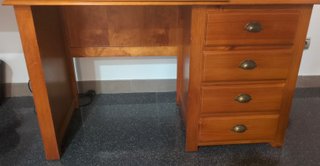 Escritorio de madera con cajones