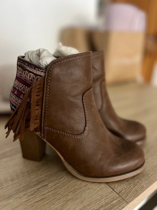 Botines marrones con flecos y estampado
