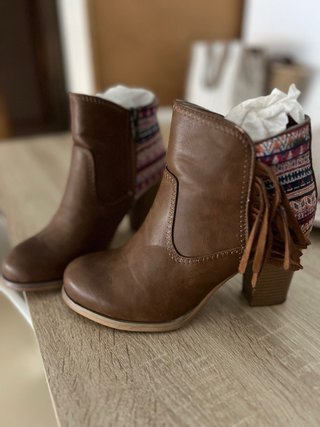 Botines marrones con flecos y estampado