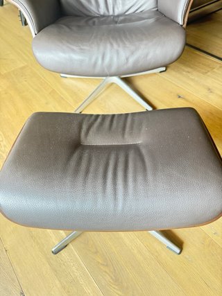 Sillón de piel con reposapiés