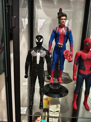 Hot Toys Spider-Man Traje Negro 1/6