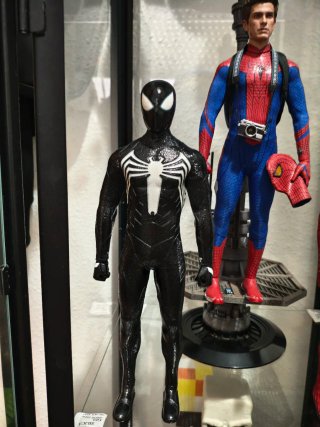 Hot Toys Spider-Man Traje Negro 1/6