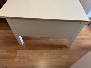 Mesa blanca con cajones