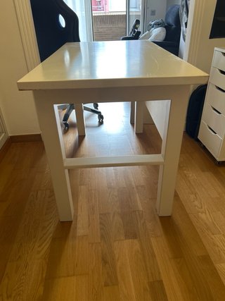 Mesa blanca con cajones