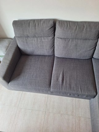 Sofá gris de tela