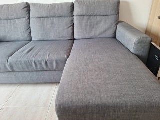 Sofá gris de tela