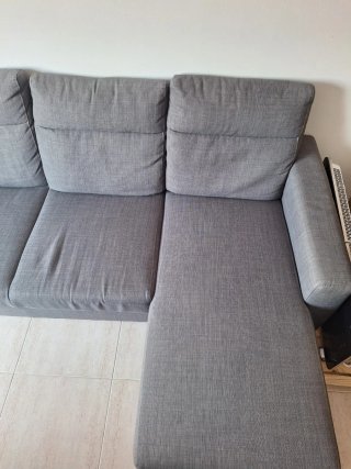 Sofá gris de tela