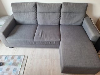 Sofá gris de tela
