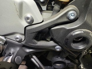 Soporte estribera derecho Kawasaki Z 900 delantero