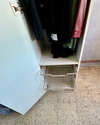 Armario blanco de una puerta