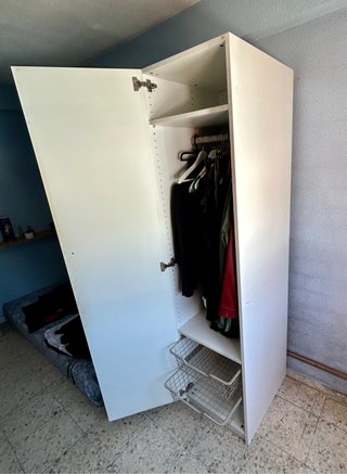 Armario blanco de una puerta