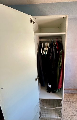 Armario blanco de una puerta