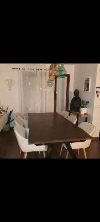 Sillas de comedor beige y madera