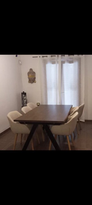 Sillas de comedor beige y madera
