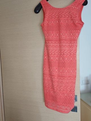 Vestido ajustado de encaje coral