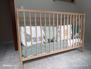 Culla in legno con protezione e biancheria da letto