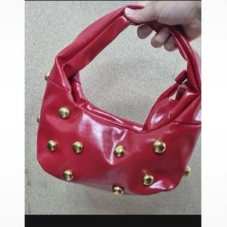 Bolso rojo tachuelas estilo glam rock
