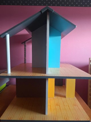 Casa delle bambole in legno con accessori