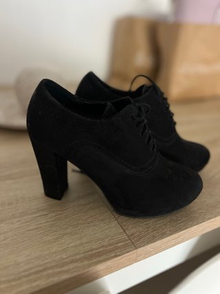 Botines negros con cordones