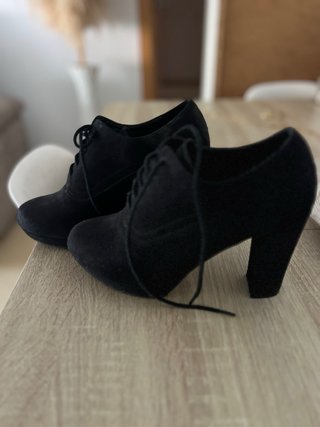 Botines negros con cordones