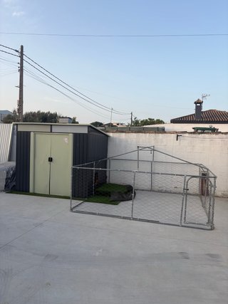 Caseta de chapa y cercado metálico