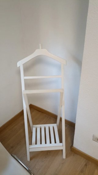 Galán de noche de madera blanco