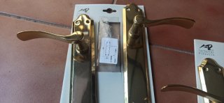 Manillas de puerta doradas