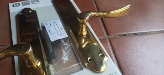 Manillas de puerta doradas